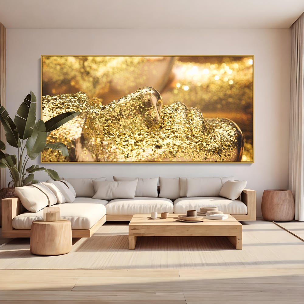 Tablou canvas cu tablou canvas cu chip acoperit de sclipici auriu, in rama de aluminiu auriu, pe perete intr-un living